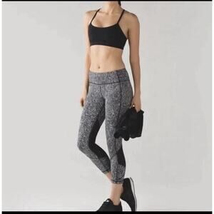 Lululemon Pace Rival Crop 22" Power Luxtreme Black x White Size 6